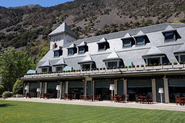 Outdoor seating park hotle