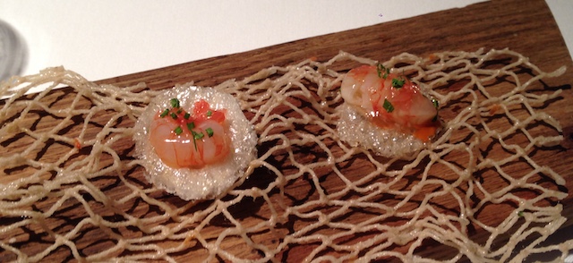 Pork rind with prawns and grapefruit