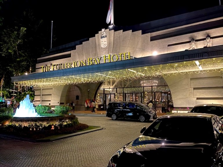 Fullerton Bay entrance