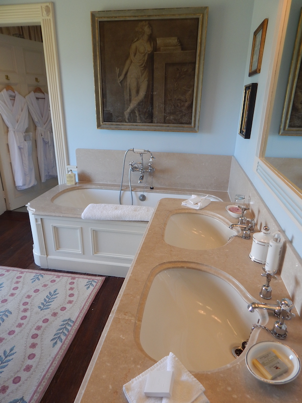 Bath with twin sinks